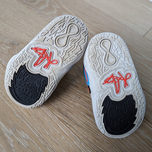 **SOLD** Nike Kids' Toddler Kyrie Infinity SE Basketball Shoes - Picture 4 of 9